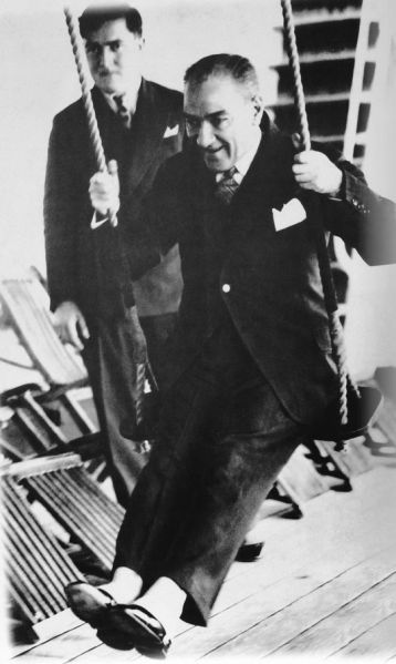 Dosya:Atatürk Salıncakta Sallanıyor.jpg